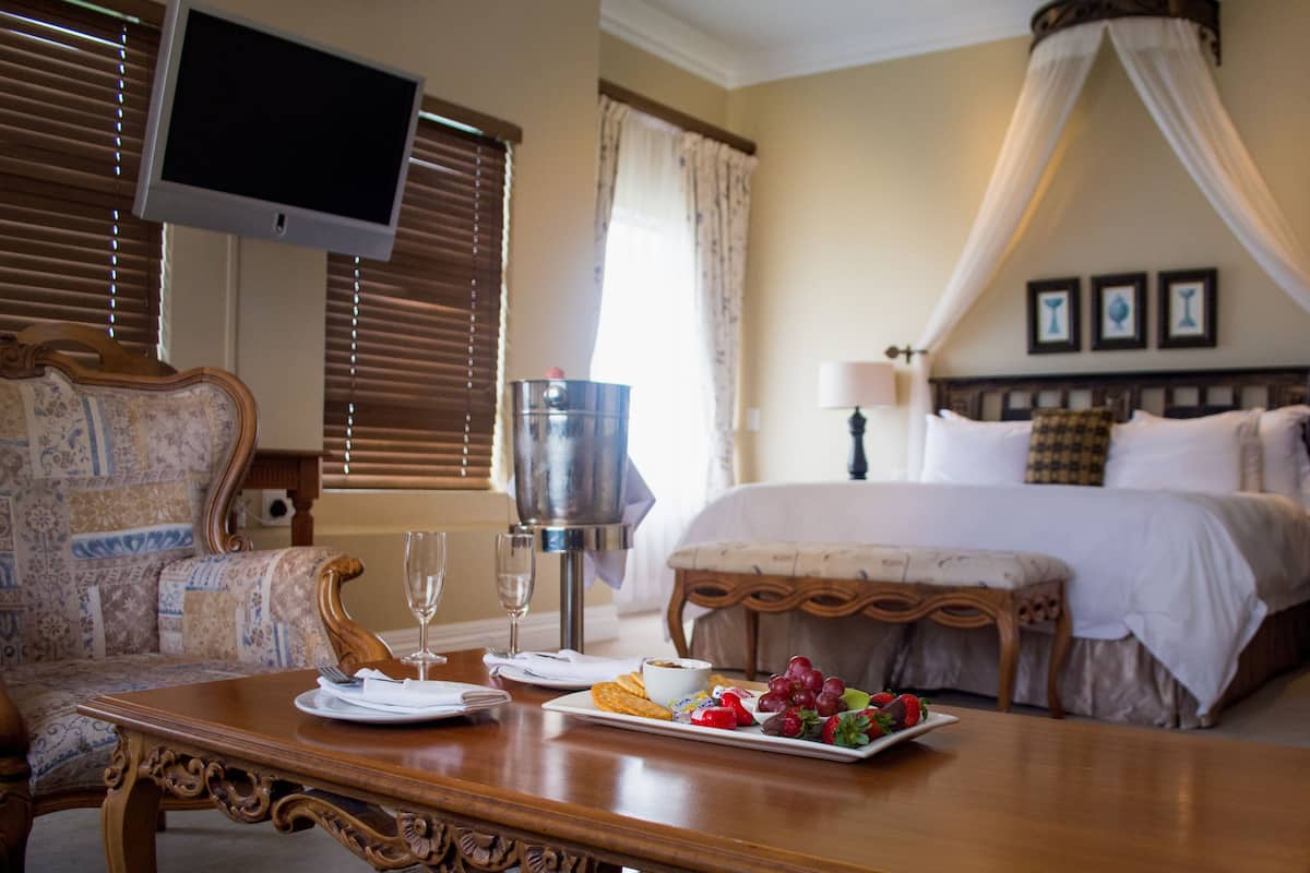 Suite, 1 King Bed | Interior