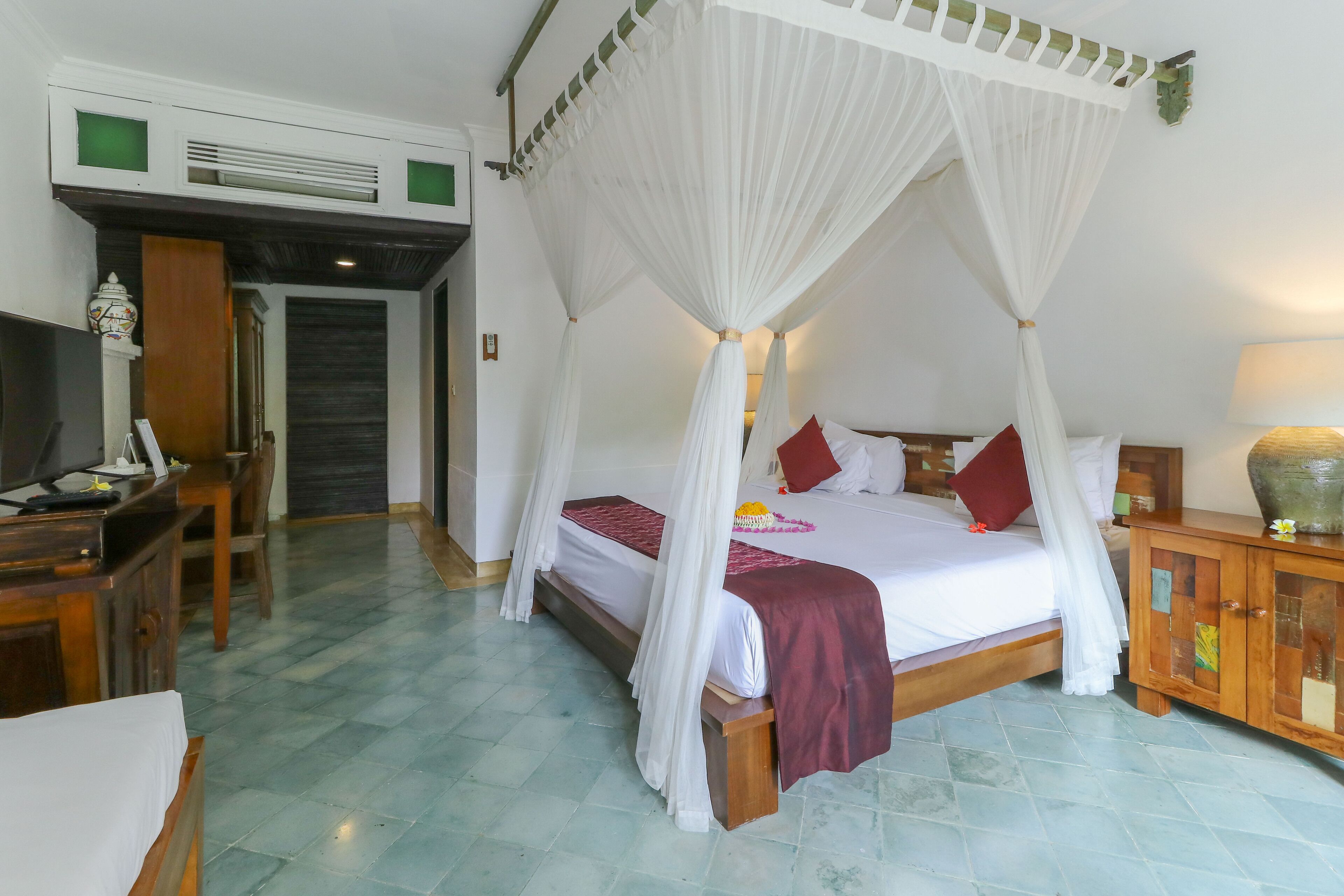 Honeymoon-Villa, eigener Pool | Minibar, Zimmersafe, Schreibtisch, Bügeleisen/Bügelbrett