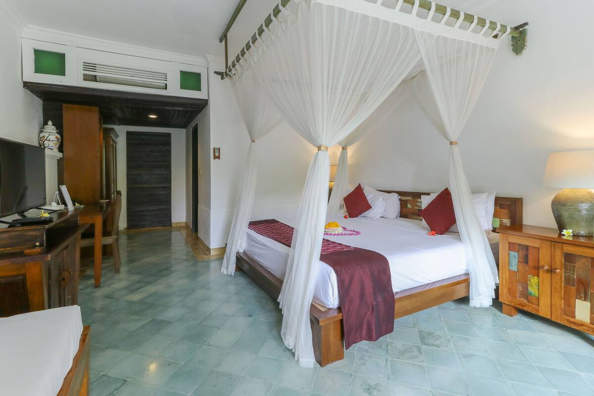 Honeymoon-Villa, eigener Pool | Minibar, Zimmersafe, Schreibtisch, Bügeleisen/Bügelbrett