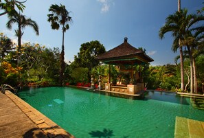 Innenpool, Außenpool, Sonnenschirme