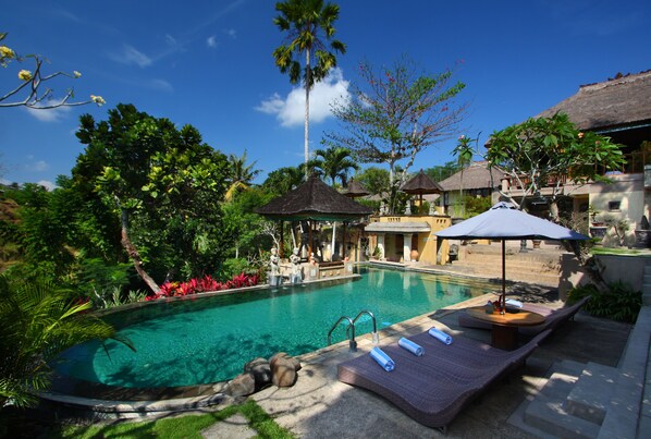 Innenpool, Außenpool, Sonnenschirme