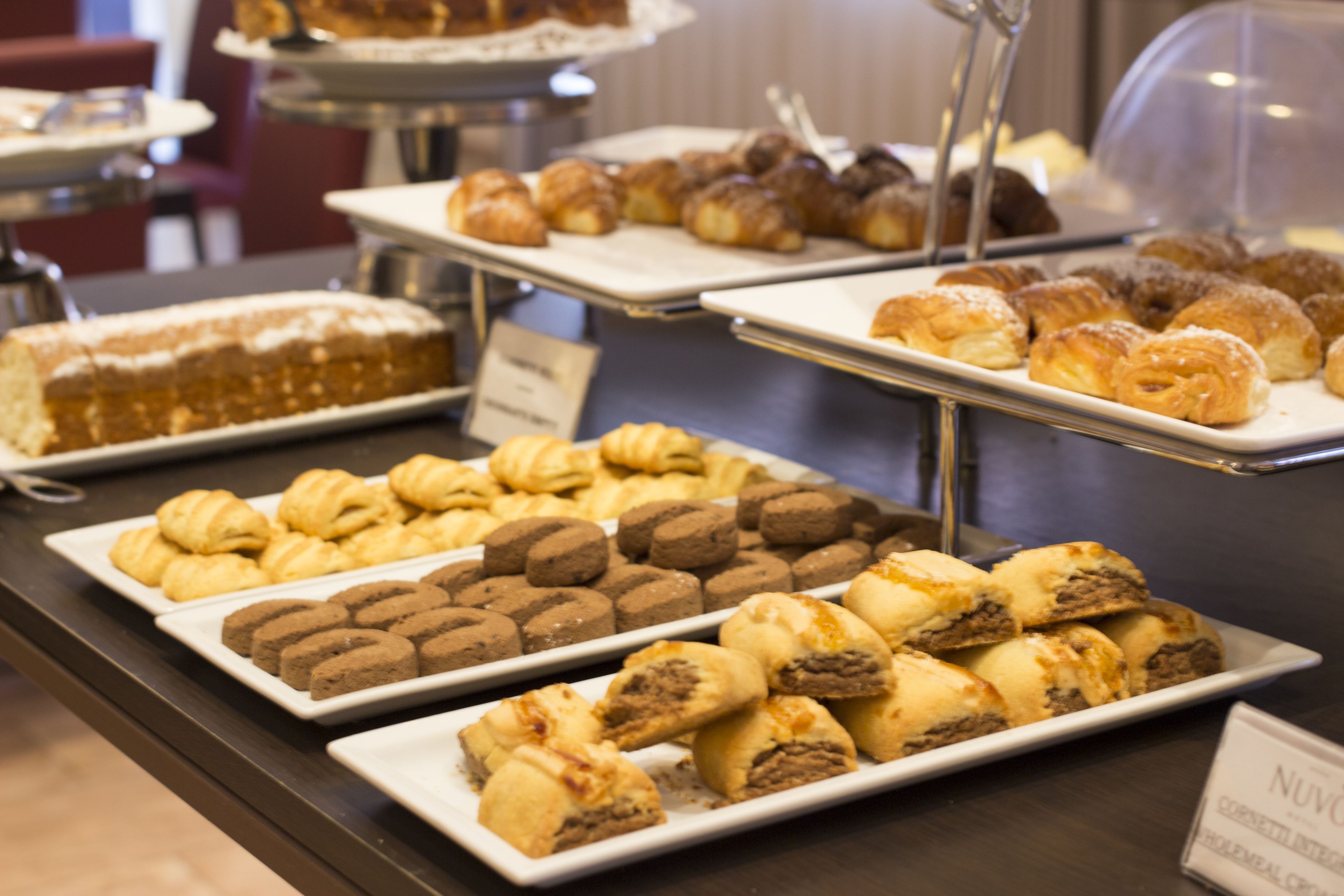 Un buffet proposant une variété de pâtisseries et de desserts.