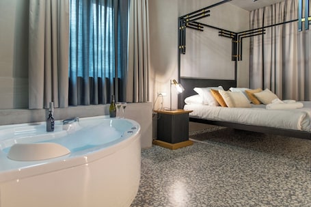 Deluxe Room | Minibar, in-room safe, desk, blackout drapes