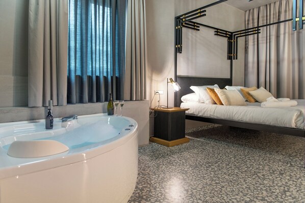 Deluxe Room | Minibar, in-room safe, desk, blackout curtains - Hotel Nuvò (Naples)