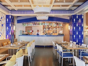 2 restaurants, breakfast served