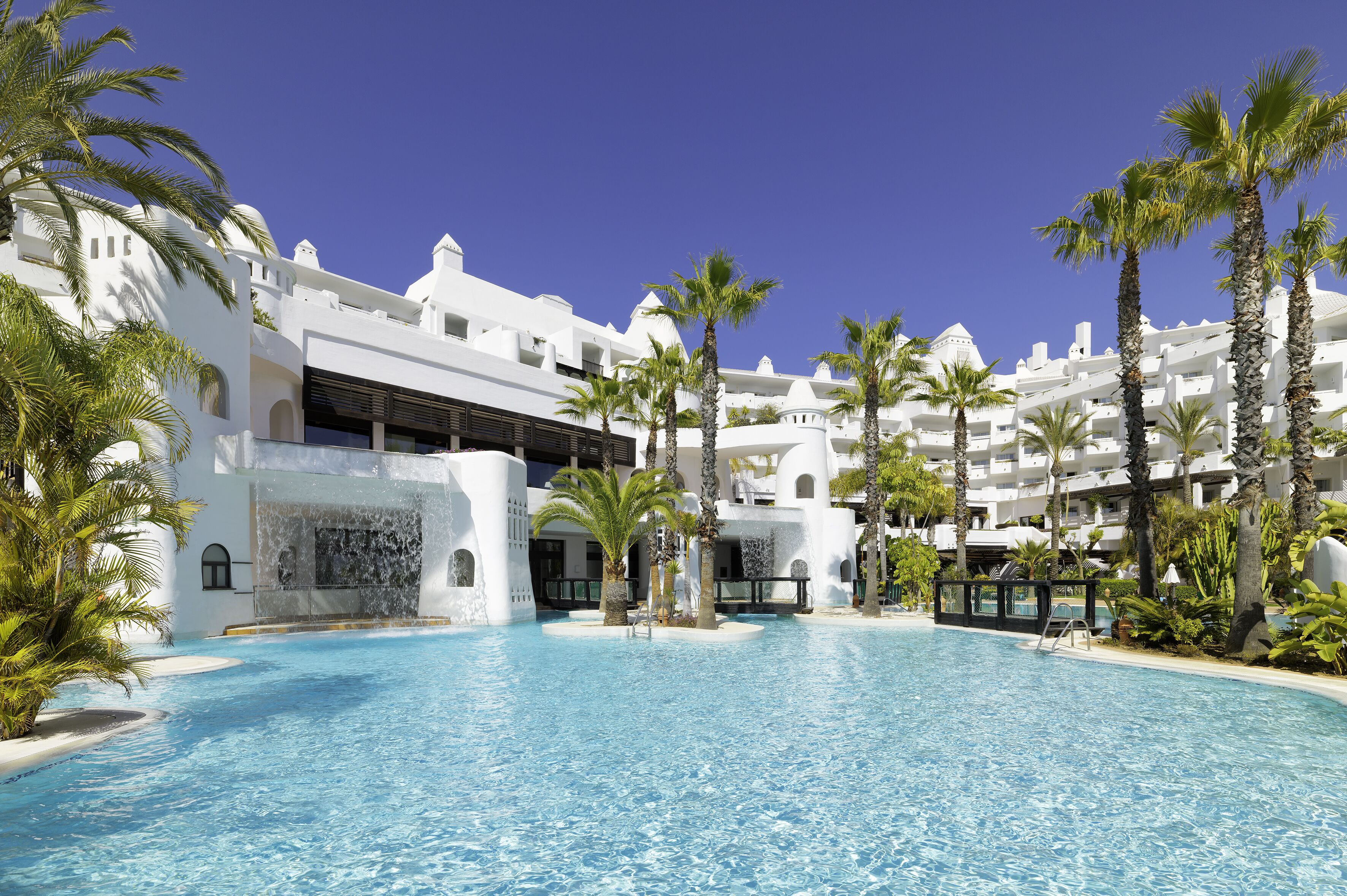 2 outdoor pools, pool loungers