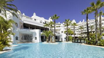 2 outdoor pools, pool loungers