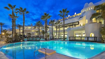 2 piscines extérieures, chaises longues