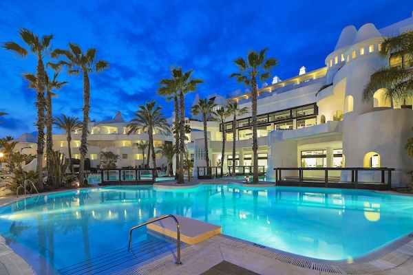 2 piscinas al aire libre, sillones reclinables de piscina