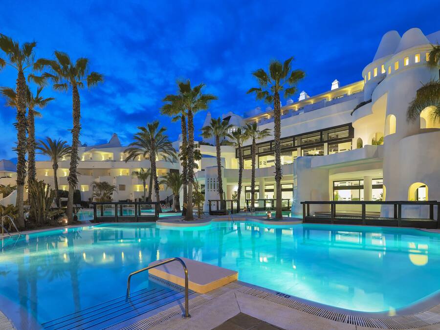 2 AuĂenpools, LiegestĂŒhle