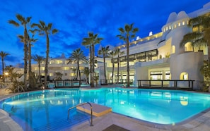 2 outdoor pools, pool loungers
