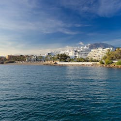 在海滩、沙滩椅、海滩遮阳伞