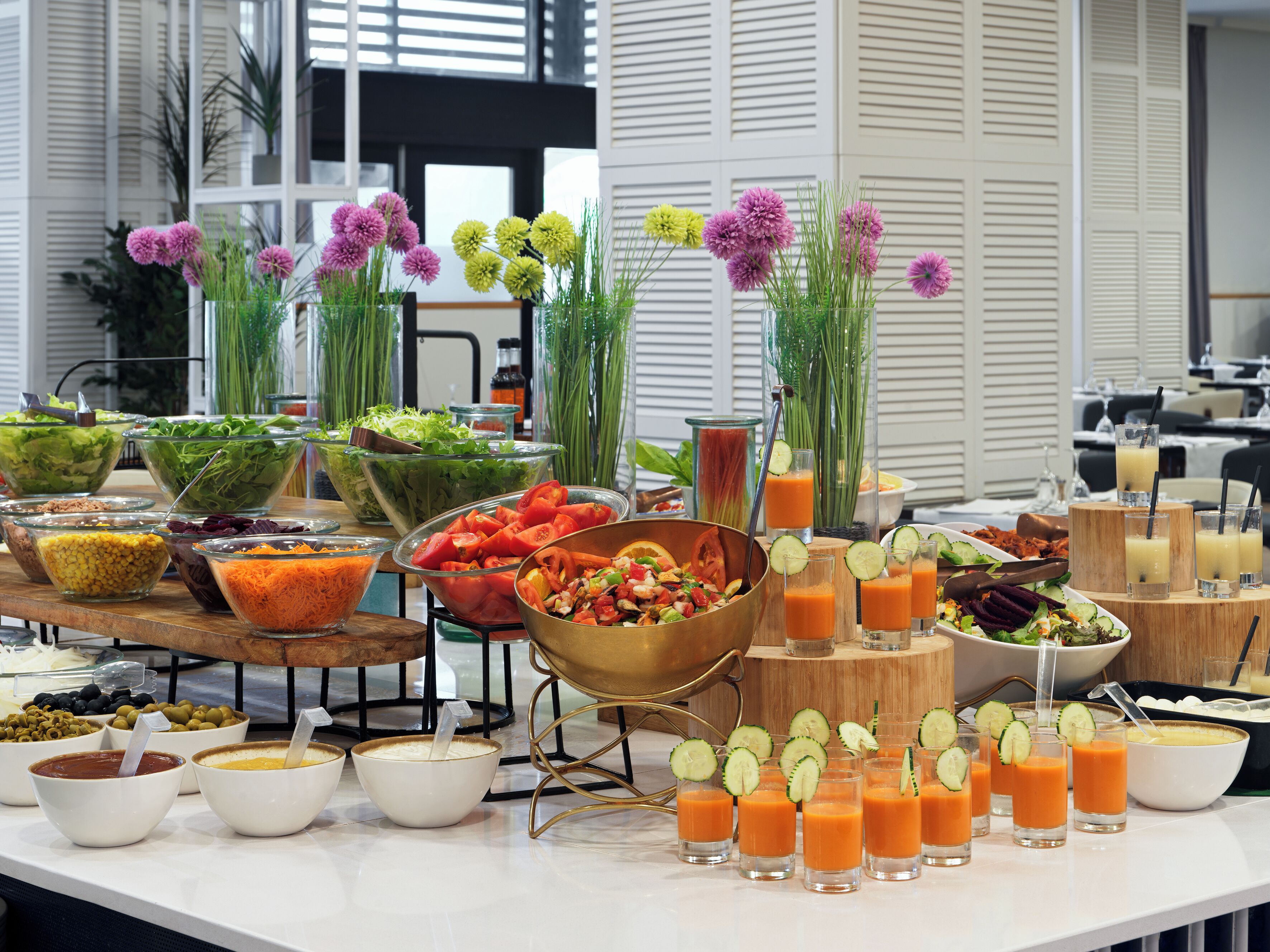 2 restaurants, breakfast served