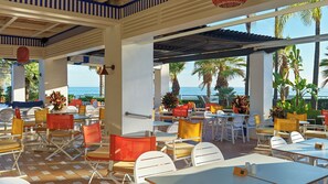 2 restaurants servant le déjeuner et le dîner