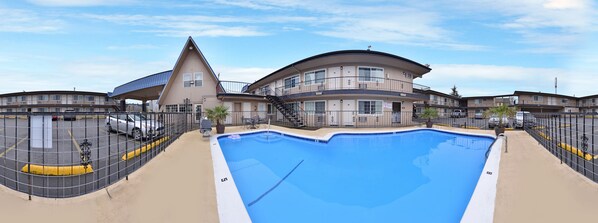 Piscine extérieure (ouverte en saison)