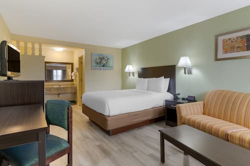 Deluxe Room, 1 Queen Bed | Living area