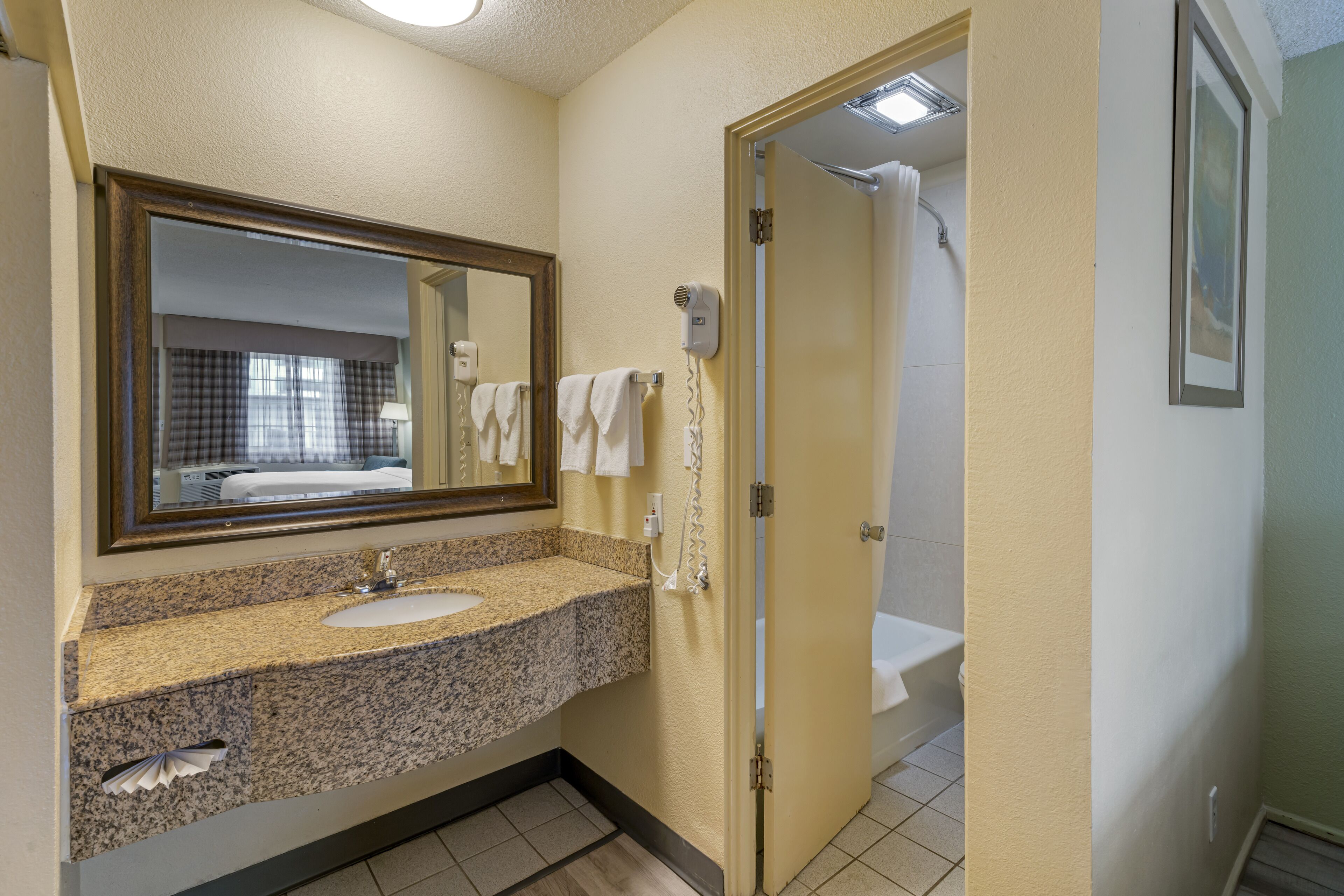 Chambre Deluxe, 1 grand lit | Salle de bain | Ensemble baignoire-douche, articles de toilette (gratuits)