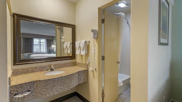 Chambre Deluxe, 1 grand lit | Salle de bain | Ensemble baignoire-douche, articles de toilette (gratuits)