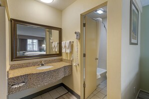 Deluxe Room, 1 Queen Bed | Bathroom | Combined shower/tub, free toiletries, hair dryer, towels - University Inn & Suites (Eugene)