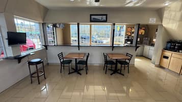 TĂ€gliches inbegriffenes FrĂŒhstĂŒck zum Mitnehmen