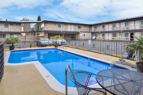 University Inn & Suites
