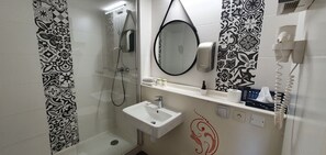 Douche, articles de toilette écologiques, sèche-cheveux