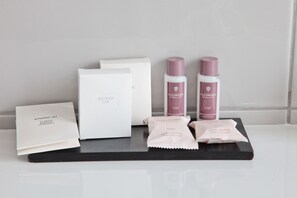 Shower, rainfall showerhead, hair dryer, towels - Hôtel La Villa Nice Victor Hugo (Nice)