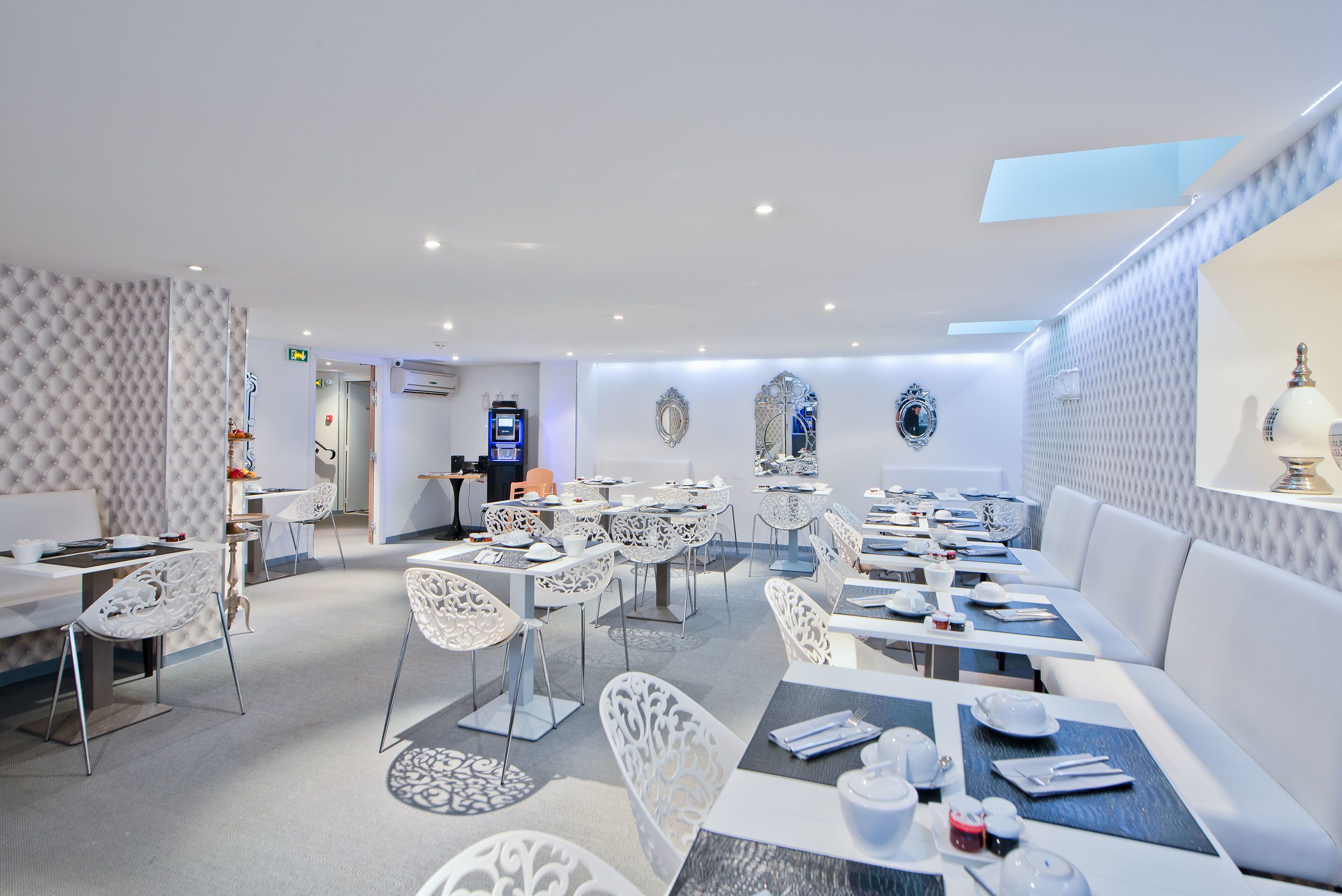 朝食 (ビュッフェ)、毎日提供 (1 名様 16 EUR)