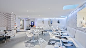 Desayuno buffet (EUR 16 por persona)