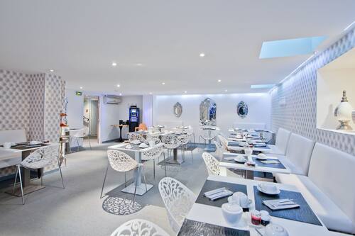 Se ofrece un desayuno bufé todos los días (por un coste adicional)