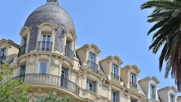 Un edificio histórico con una cúpula destacada y balcones ornamentados.