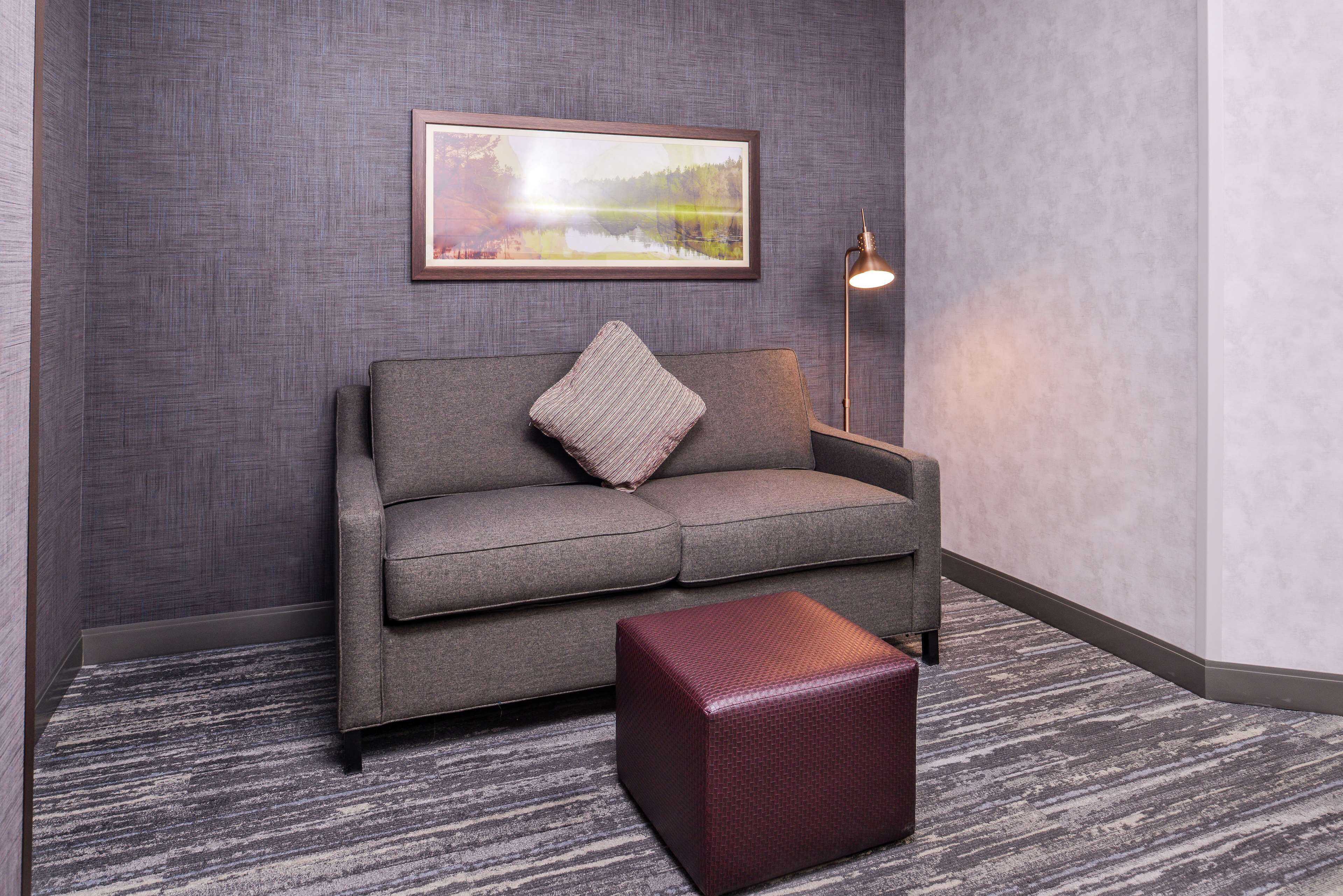 Suite, 1 grand lit, accessible aux personnes à mobilité réduite, baignoire (Mobility & Hearing) | Coin séjour