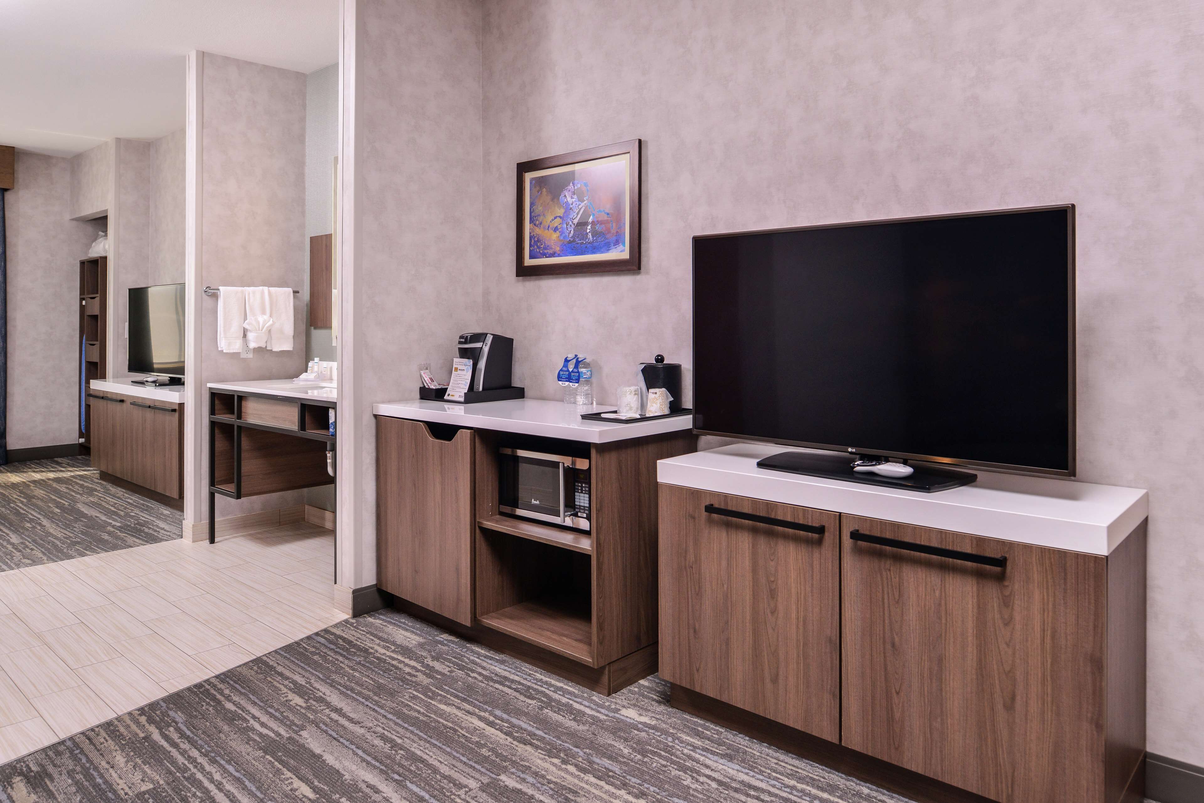 deluxe room, 1 king bed, river view | hypo-allergenic bedding, blackout curtains, iron/ironing board