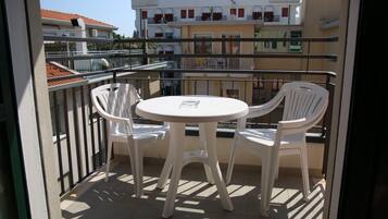 Driepersoonskamer | Italiaanse Frette-lakens, hypoallergeen beddengoed, een bureau