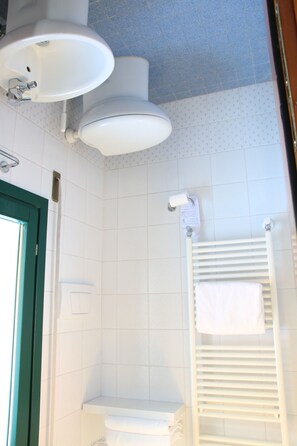 Dutxa, assecador de cabells, bidet i tovalloles 