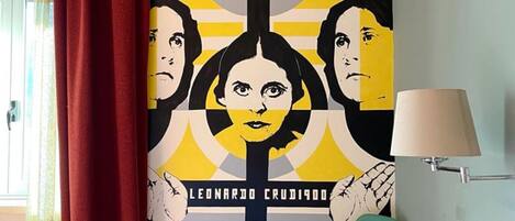 A poster with the text "MMACINI" and "LEONARDO CRUDIAGO" on a wall.