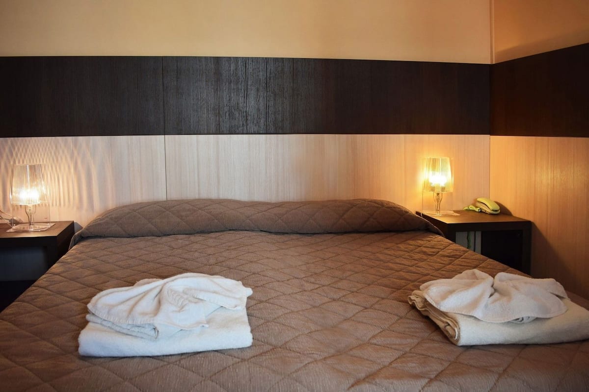 Zimmersafe, Schreibtisch, Bettwäsche