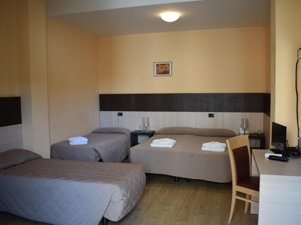 Tallelokero huoneessa, työpöytä, vuodevaatteet