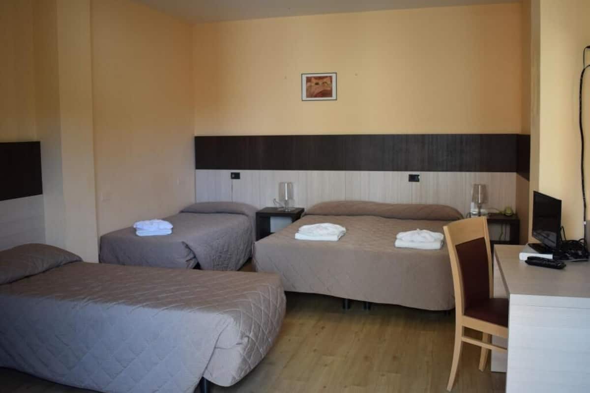 Zimmersafe, Schreibtisch, Bettwäsche