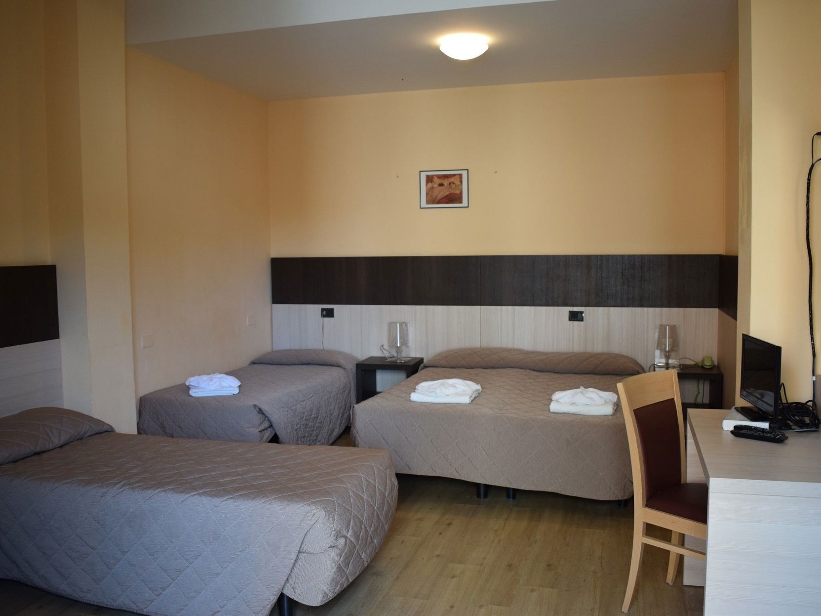 Tallelokero huoneessa, työpöytä, vuodevaatteet