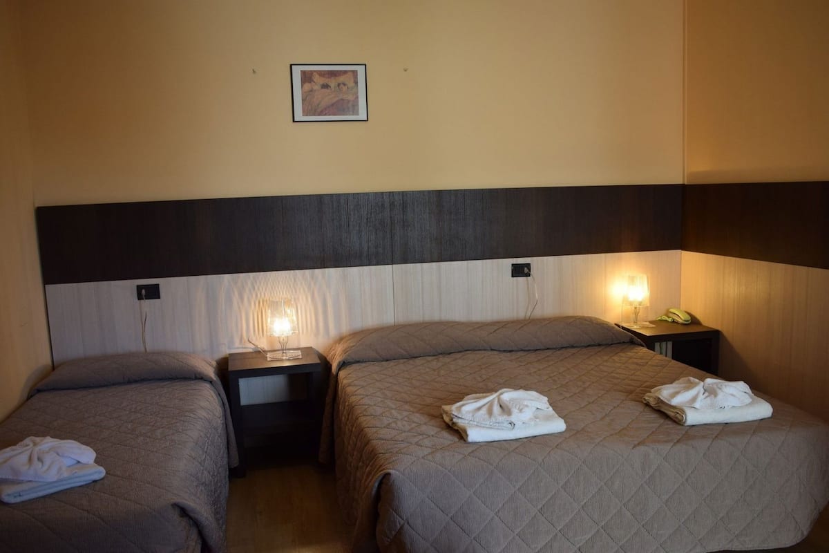 Zimmersafe, Schreibtisch, Bettwäsche