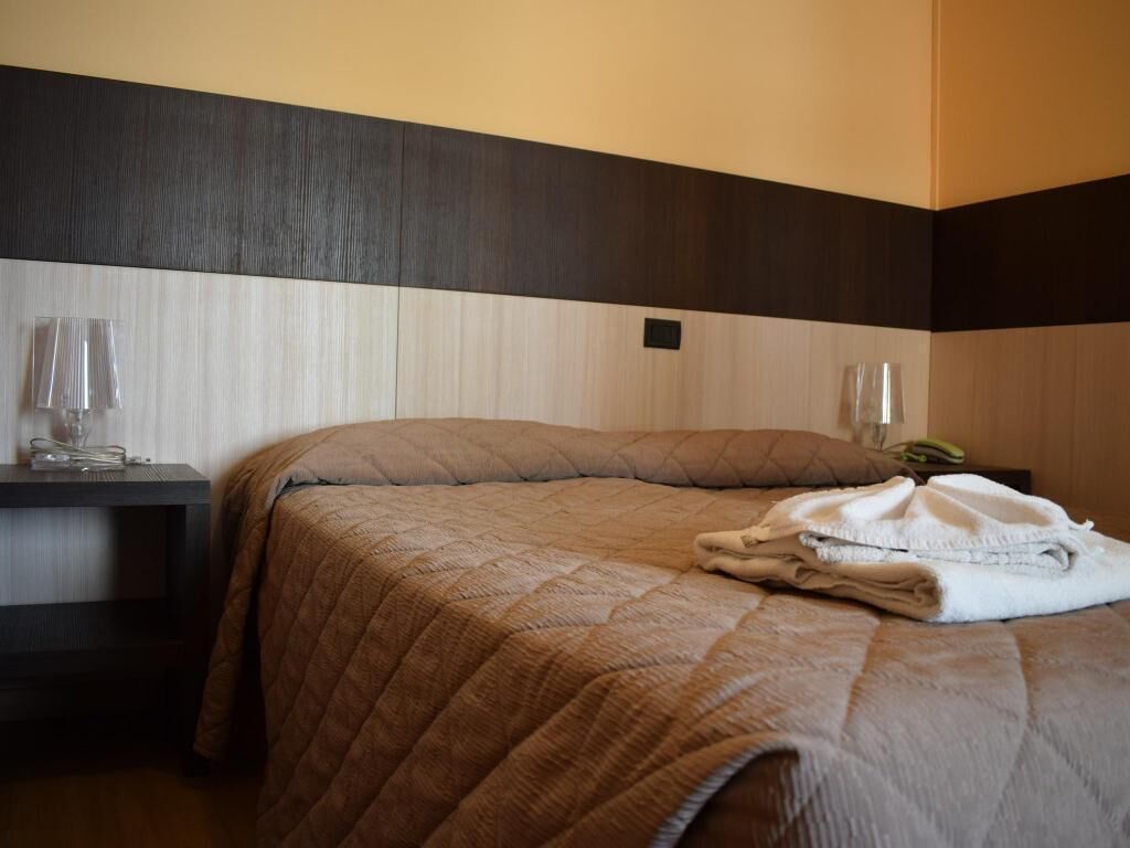 In-room safe, desk, bed sheets