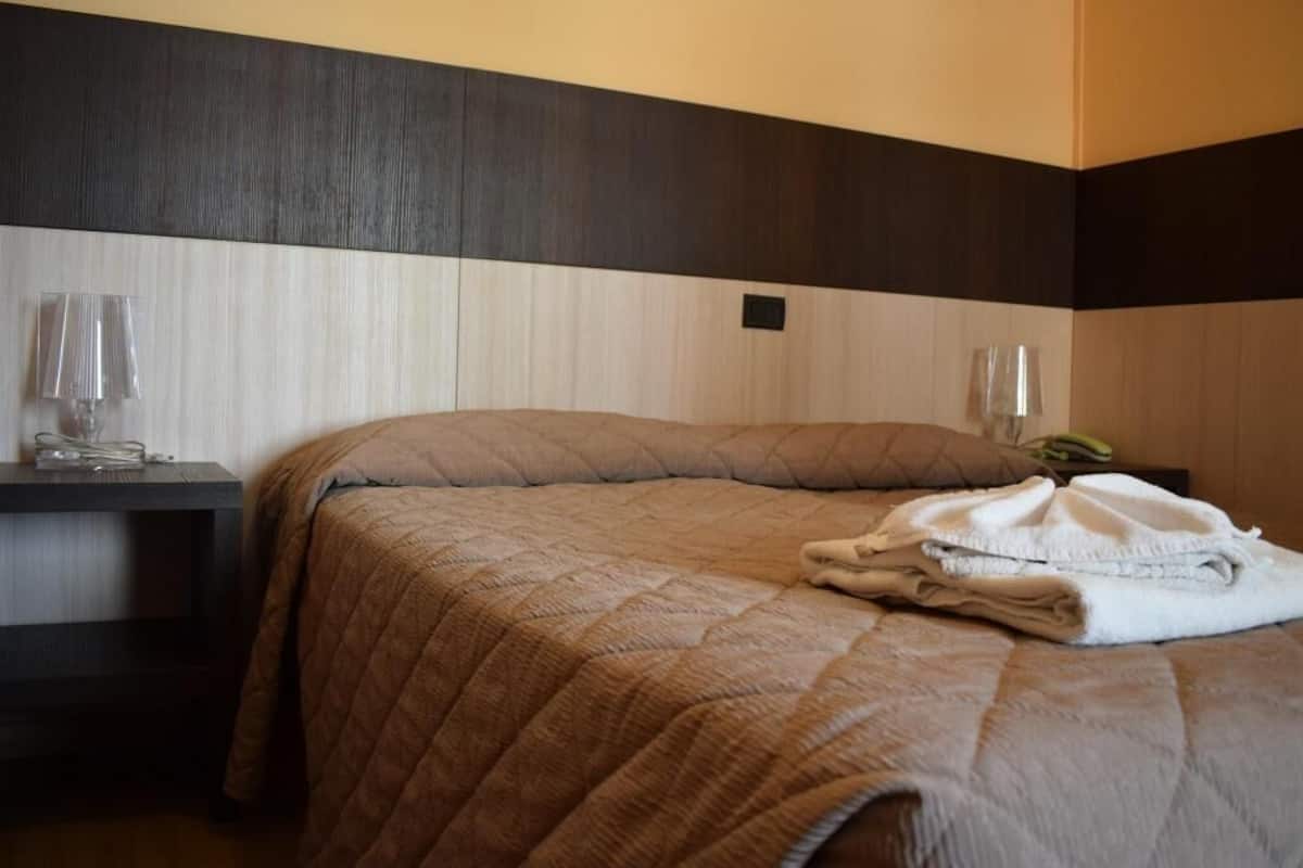 In-room safe, desk, bed sheets
