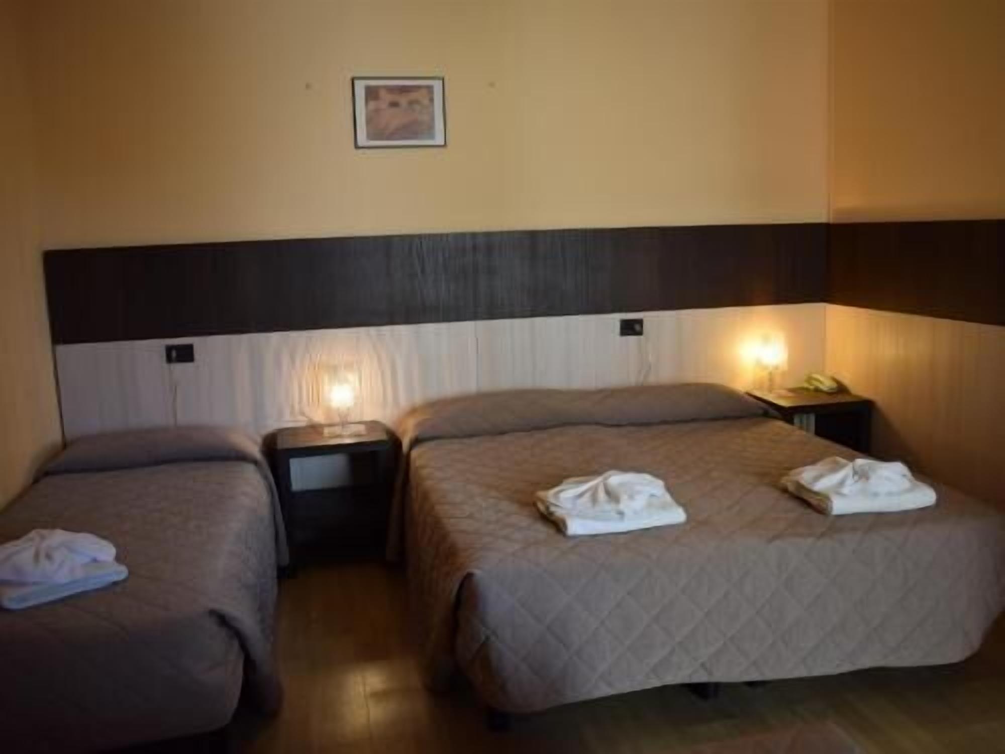 Tallelokero huoneessa, työpöytä, vuodevaatteet