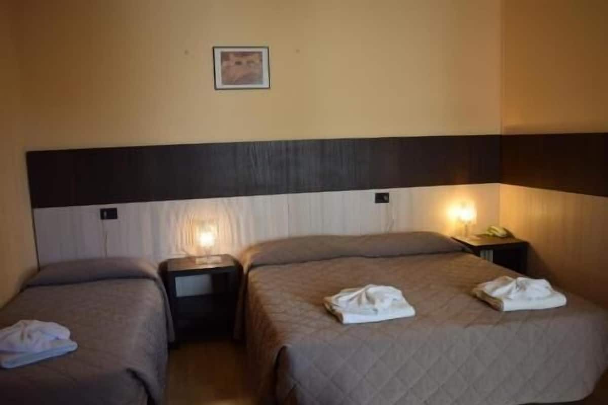 Zimmersafe, Schreibtisch, Bettwäsche