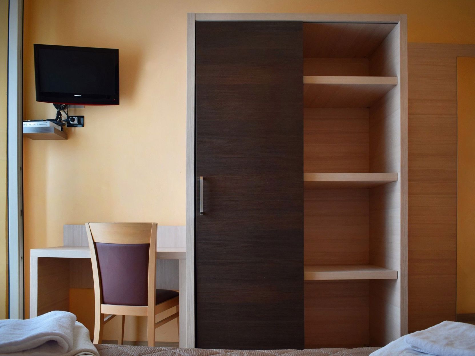 Tallelokero huoneessa, työpöytä, vuodevaatteet