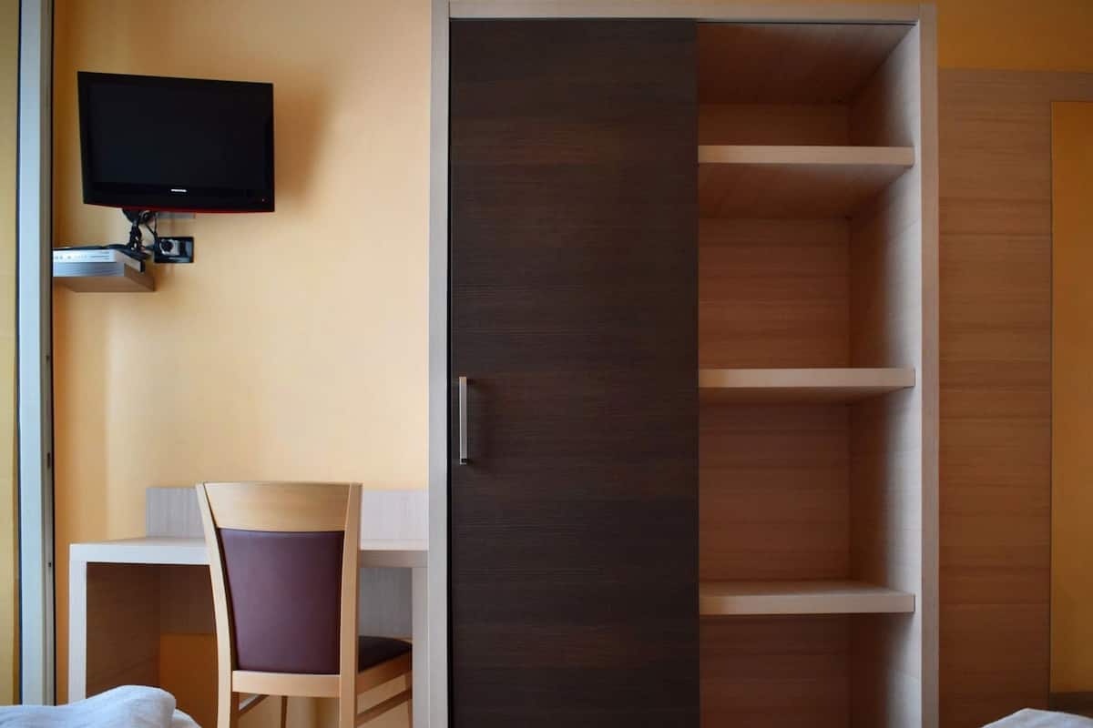 Zimmersafe, Schreibtisch, Bettwäsche