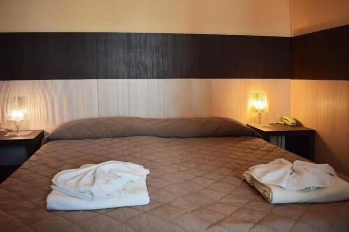 Zimmersafe, Schreibtisch, Bettwäsche