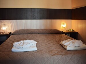 Standard Double Room | In-room safe, desk, bed sheets - Hotel Bamby (Rimini)