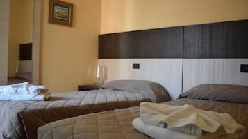 Chambre Double Standard | Coffres-forts dans les chambres, bureau, draps fournis